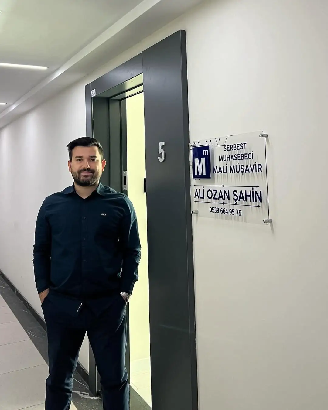 Ali Ozan Şahin, ofisinin önünde
